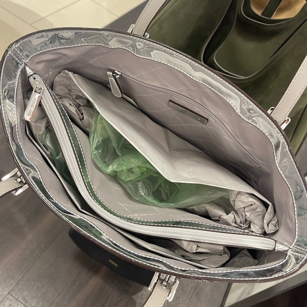 MICHAEL KORS Voyager Large Patent Logo Debossed EW Shoulder Tote Bag
Silver
NWT - Picture 11 of 16